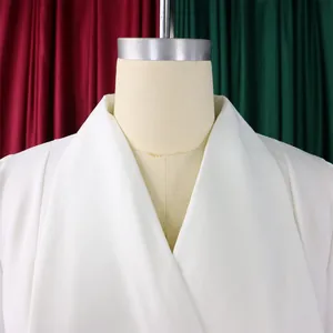 Détail d'une combinaison blanche à jambes larges avec col en V et revers chic