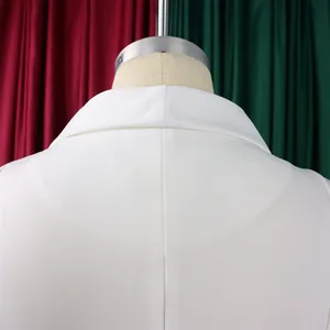 Gros plan des coutures de qualité et de la texture tissée sur le col blanc du combishort