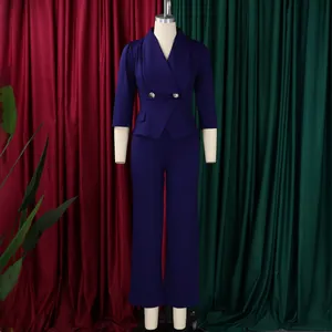 Détail d'un tailleur pantalon violet foncé avec blazer cintré et boutons dorés chic