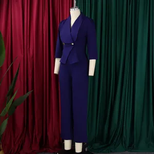 Détails du blazer bleu marine avec taille à volants, boutons dorés et pantalon assorti
