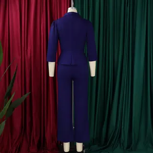 Vue arrière d'un tailleur deux pièces violet foncé avec blazer ajusté et pantalon droit