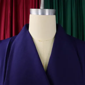 Gros plan du col à revers et du tissu en sergé diagonal sur une combinaison violet foncé