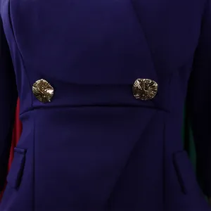 Détail de la robe blazer bleu marine avec tissu texturé et boutons dorés ondulés