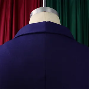 Détail du col d'un blazer bleu marine montrant la couture précise sur un mannequin pro