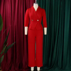 Détails de la taille du blazer rouge avec boutons métalliques et ourlet à volants