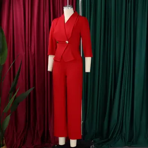 Détail d'un blazer rouge cintré à col revers avec son pantalon droit assorti