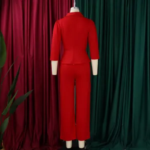 Vue détaillée du dos d'un blazer rouge à basque et d'un pantalon habillé assorti