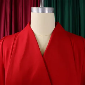 Détail du col tailleur rouge et du tissu tissé de haute qualité sur un mannequin