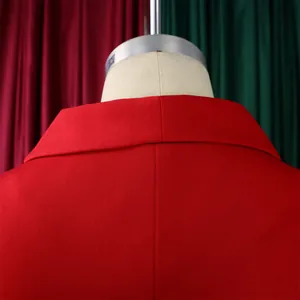 Gros plan détaillé du col et des épaules du blazer rouge avec des coutures précises