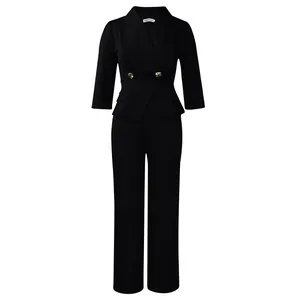 Détail d'un ensemble blazer noir élégant avec boutons dorés à double boutonnage et pantalon large