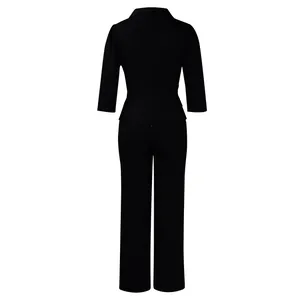 Vue arrière d'une combinaison noire ajustée à manches longues avec une taille marquée