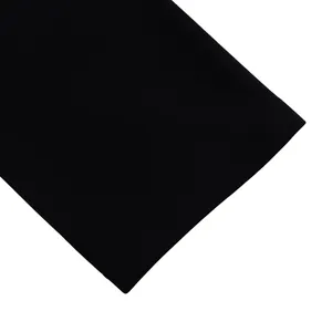 Détail du tissu en maille haute densité et coutures fines sur une combinaison noire