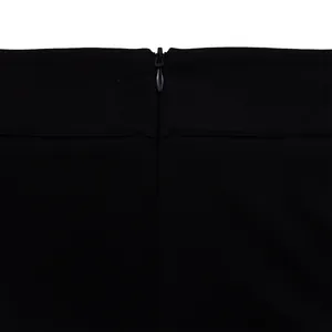 Détail de la taille avec fermeture éclair invisible assortie sur combinaison noire