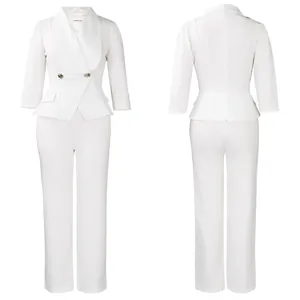 Détail d'un ensemble blazer blanc à col châle avec taille cintré et pantalon droit