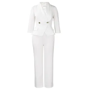 Détail d'un tailleur blanc avec col châle, taille à basque et boutons métalliques
