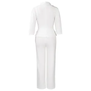 Détail du dos d'un tailleur blanc pour femme avec ourlet à basque cintré et manches longues