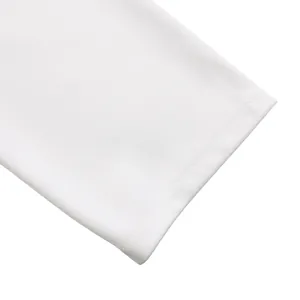 Gros plan sur l'ourlet à couture unique du tissu en maille blanche de cette combinaison