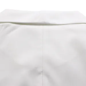 Vue détaillée du revers d'une combinaison blanche montrant la texture du tissu tissé