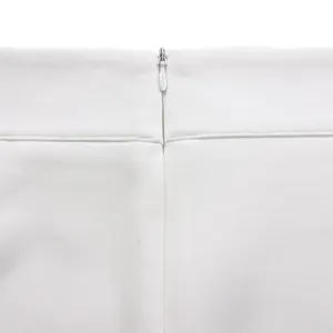 Vue détaillée de la fermeture éclair invisible et des coutures fines sur la taille blanche
