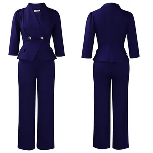 Détail d'un costume blazer violet foncé cintré avec des boutons métalliques élégants