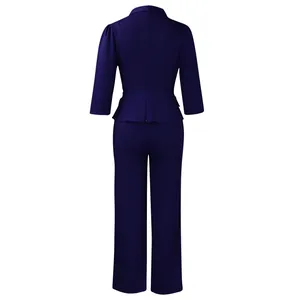 Vue arrière d'un ensemble deux pièces bleu foncé avec blazer à basque et pantalon