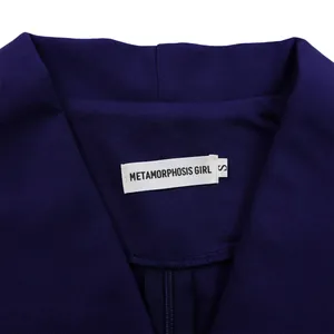 Détail d'un col de costume avec étiquette de marque Metamorphosis Girl et taille S en bleu