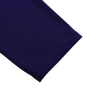 Détail du tissu côtelé bleu marine et des coutures doubles de précision sur la combinaison