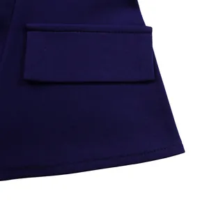 Détail de la poche de la combinaison bleu marine et texture du tissu sergé de qualité