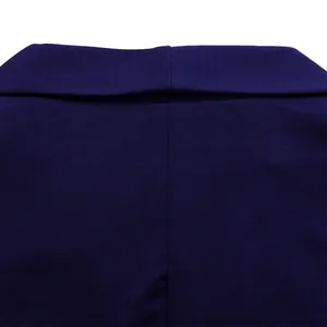 Détail du col à revers bleu marine et couture arrière renforcée sur une combinaison