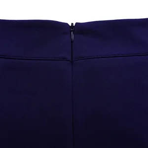 Gros plan détaillé du tissu texturé bleu foncé avec une fermeture éclair invisible lisse