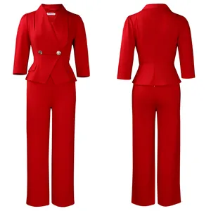 Détail de la veste de tailleur rouge à basque avec boutons chic et ourlet évasé élégant