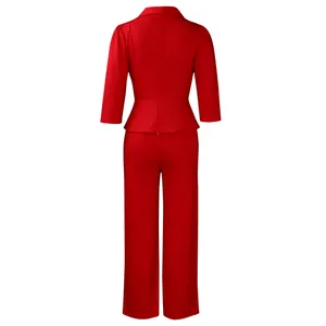 Vue arrière du haut à basque rouge avec fermeture éclair et pantalon large assorti