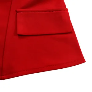 Détail du col et de la poche de la combinaison rouge avec doubles coutures précises