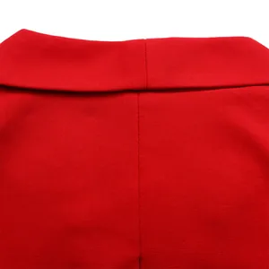Gros plan détaillé du tissu tissé rouge et des coutures précises sur le col du tailleur
