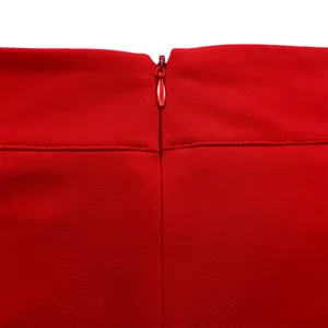 Gros plan détaillé d'une combinaison rouge avec une fermeture éclair invisible élégante