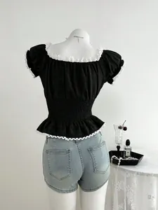 Top nero a maniche corte con scollo quadrato, pizzo bianco e vita elasticizzata a balze