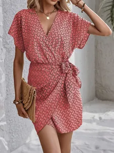 Robe portefeuille à manches courtes et col en V avec ceinture à motif floral rose