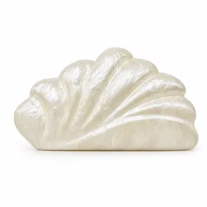 Elegante perlweiße Acryl-Clutch in Muschelform mit Marmorstruktur für Hochzeitsfeiern