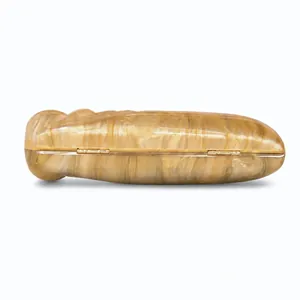 Detailansicht der Acryl-Clutch mit Marmormuster und goldenen Metallscharnieren