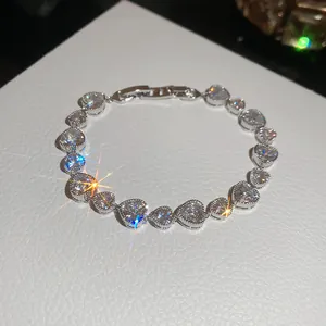 Elegant silver heart-shaped zircon bracelet with sparkling starburst effects