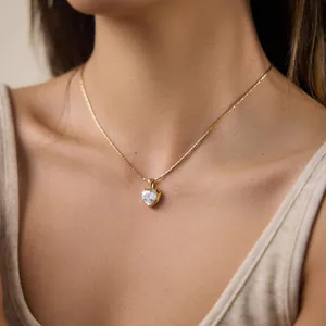 Dettaglio della collana a cuore in oro 18k con pietra in zircone su collo modella
