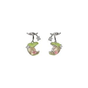 Pendientes de manzana en esmalte con una flor rosa y circón en acabado plateado