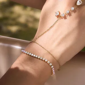 Vista dettagliata del bracciale da dito dorato e del bracciale tennis con zirconi colorati