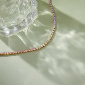 Primo piano di un elegante bracciale in oro inox con zirconi colorati ed effetti luce acqua.