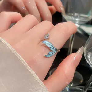 Minimalistische open zeemeerminring met blauw emaille en fonkelende zirkoonsteen
