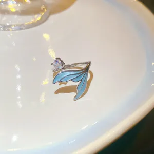 Nahaufnahme des versilberten Meerjungfrauenschwanz-Rings mit funkelndem Zirkon