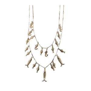 Collar vintage de doble capa en metal dorado con pequeños dijes de peces grabados