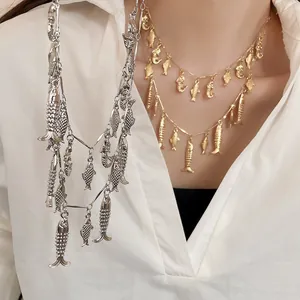 Collar vintage de doble capa con colgantes de peces y texturas metálicas detalladas