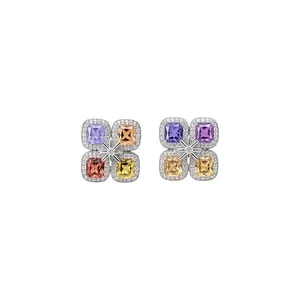Élégantes boucles d'oreilles fleurs en argent avec des zircons colorés de taille carrée