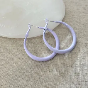 Orecchini a cerchio viola lavanda con finitura smaltata liscia da donna
